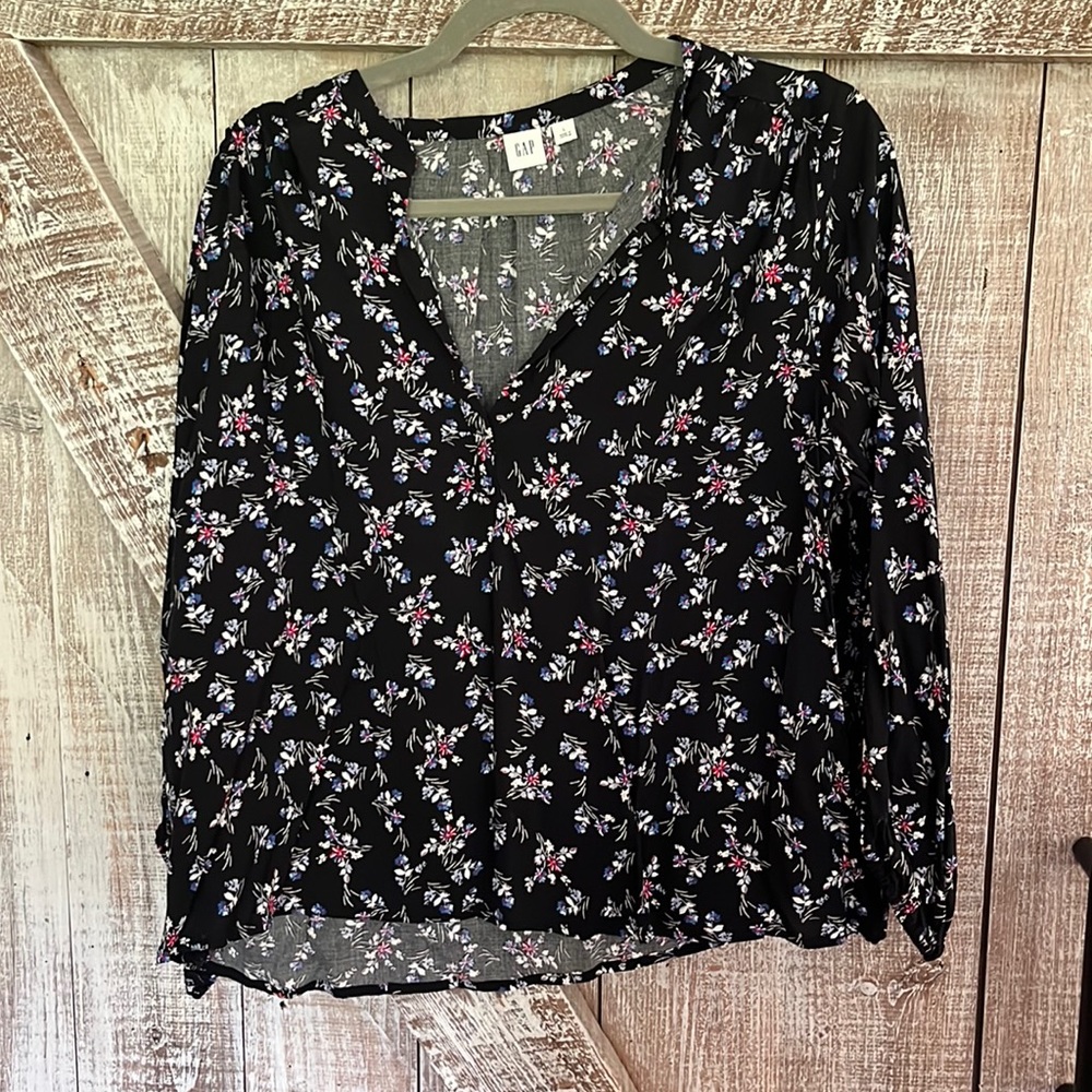 GAP top. Size large.